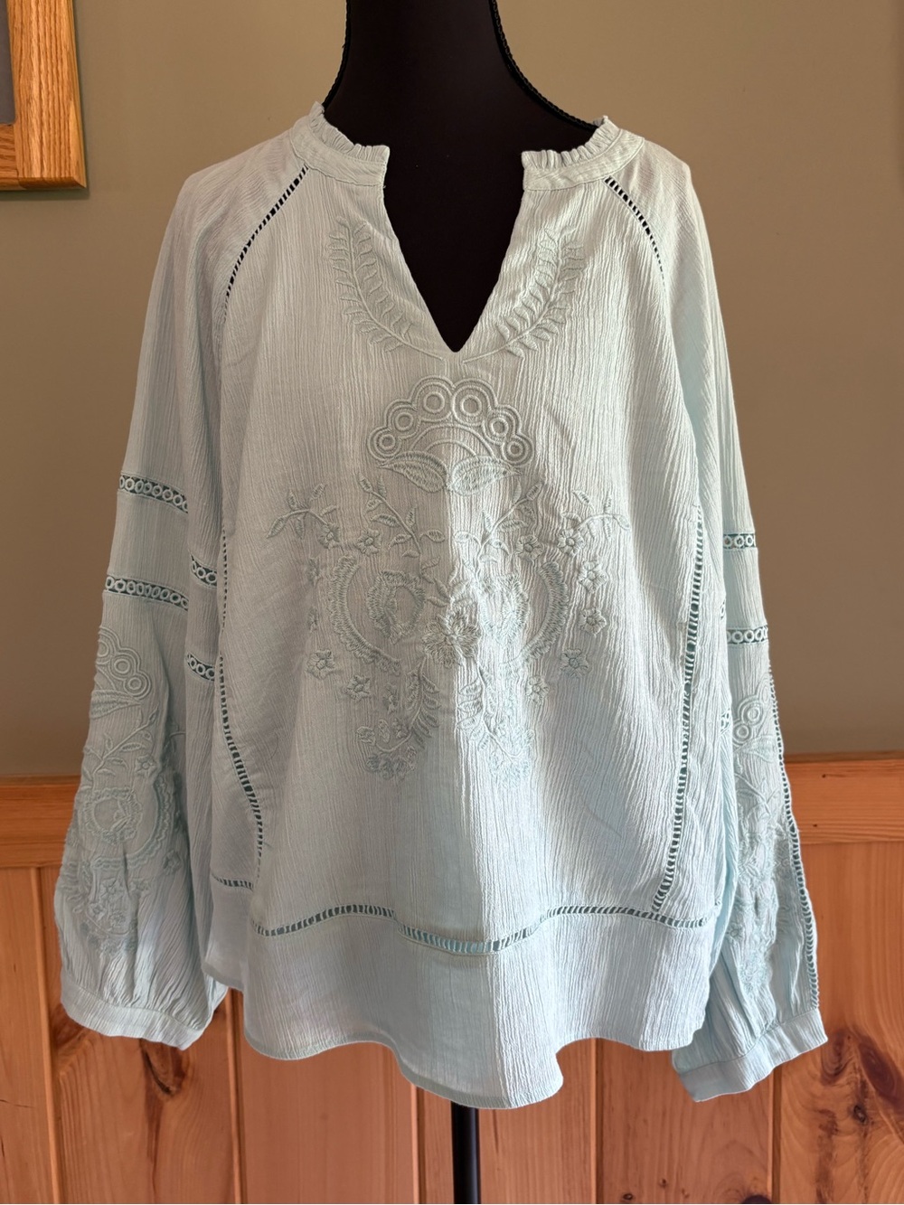 Wonderly Bath Blue Embroidered Women’s Cotton Blouse. Size M NWT